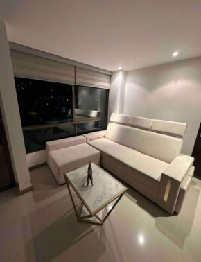 Lujoso apartamento en el poblado con vista a la ciudad.
